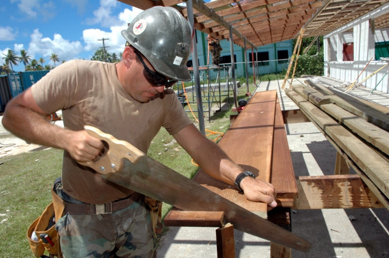 charpentier-MAZAUGUES-min_worker_construction_building_carpenter_male_job_build_helmet-893290